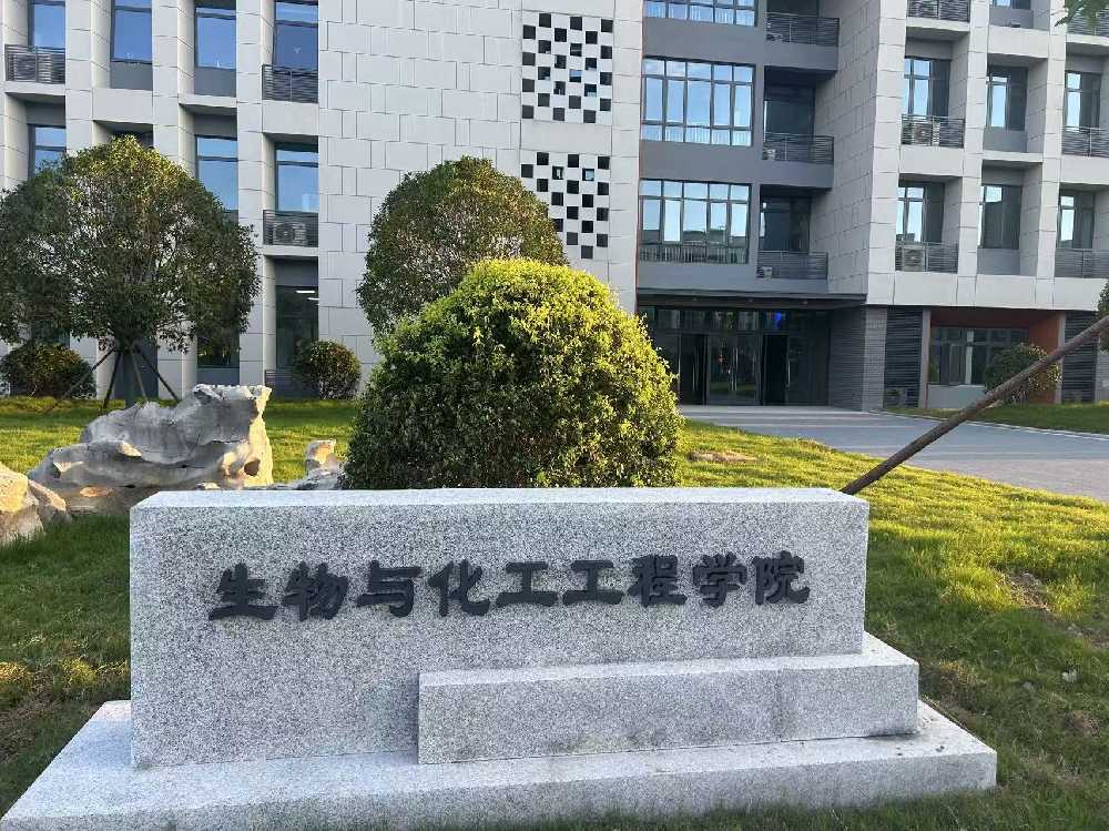 共和县扬州职业大学体育场高杆灯项目
